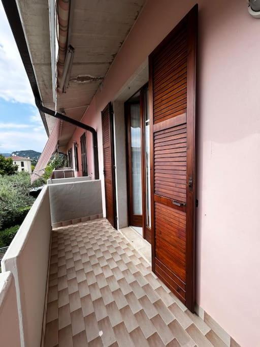 Near Town Centre And Lake - Le Colombe Bardolino Luaran gambar