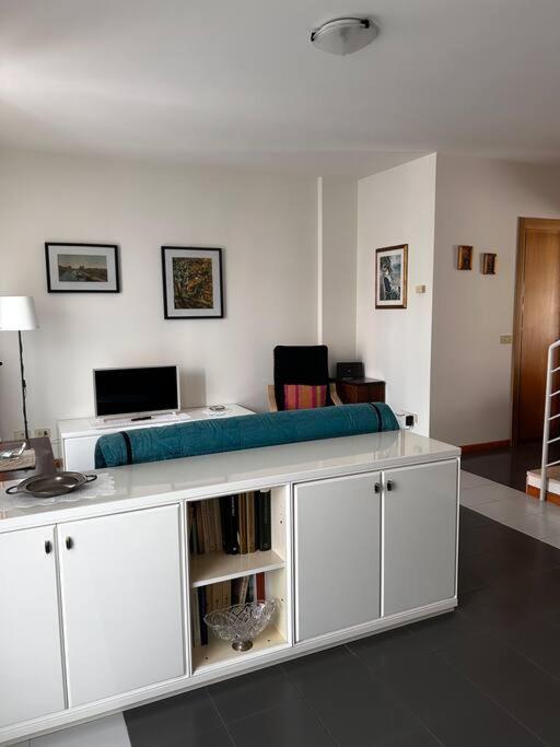 Near Town Centre And Lake - Le Colombe Bardolino Luaran gambar