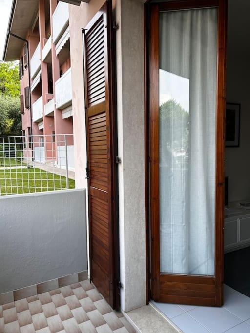 Near Town Centre And Lake - Le Colombe Bardolino Luaran gambar