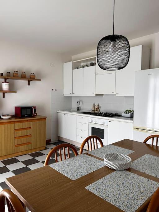 Near Town Centre And Lake - Le Colombe Bardolino Luaran gambar